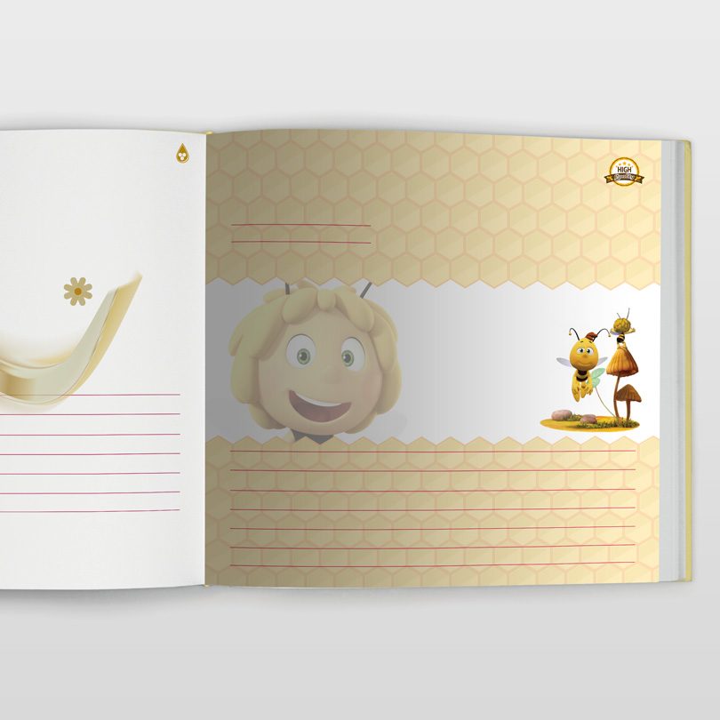 Carte pentru amintri de la botez cu Albinuţa Maya cu pagini pe care se pot ataşa poze sau se pot desena de copil.