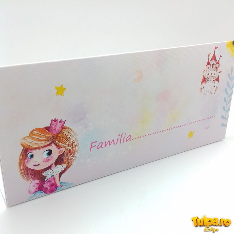 Place card cu prinţesă şi unicorn, realizat în tematică watercolor, potrivit pentru fetiţe. Plicurile se pot personaliza gratuit şi sunt livrate asamblate.
