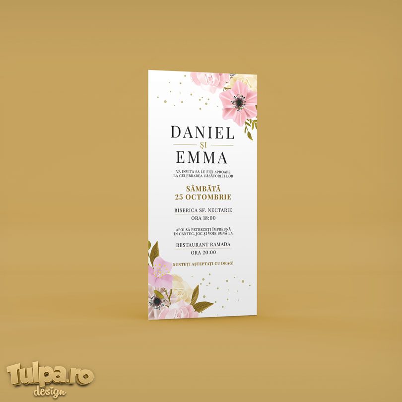 Invitaţie de nuntă elegantă, cu flori roz şi text auriu, accesibilă oricărui buget.